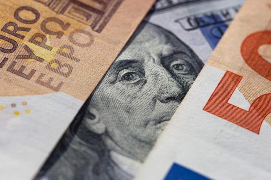  Por la incertidumbre comercial, el dólar cae y el euro gana impulso