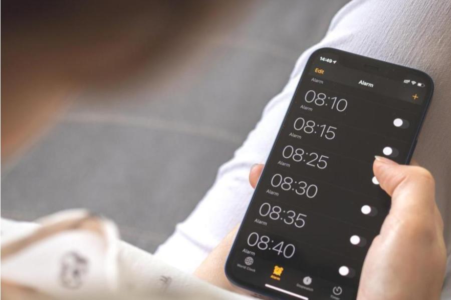 Cómo el uso del móvil al despertar afecta tu bienestar emocional