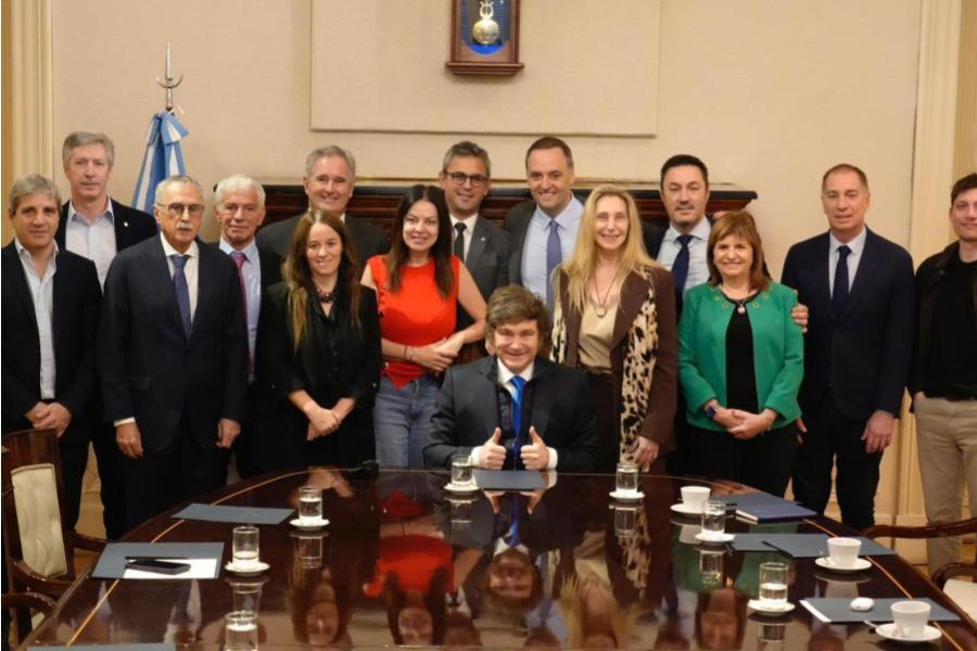 Milei firmará aumento salarial para el Gabinete en medio de crisis