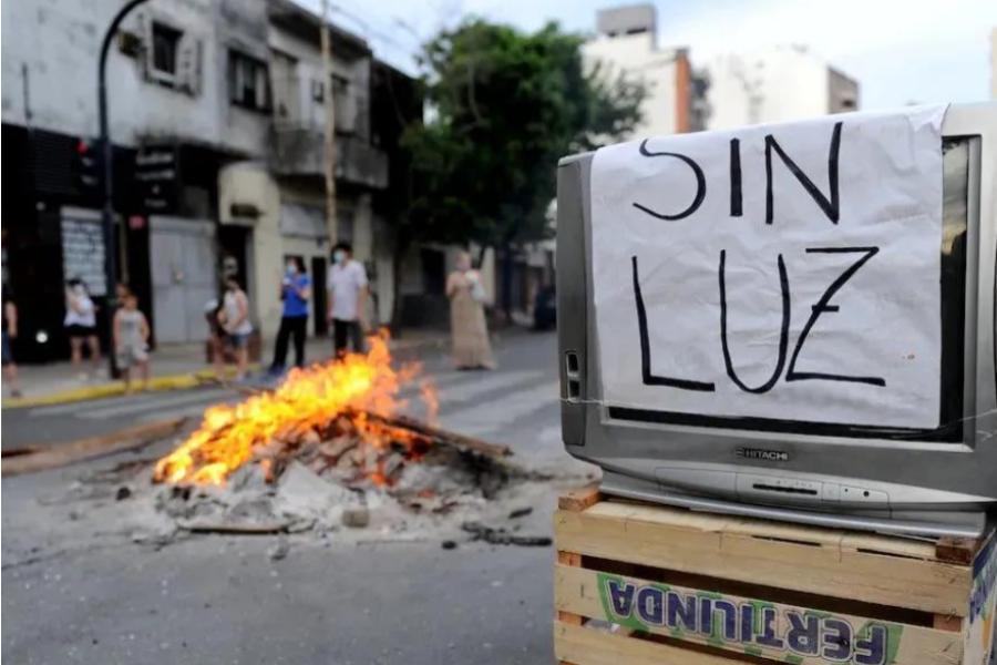 Corte de luz masivo en el AMBA: caos en la noche de calor extremo