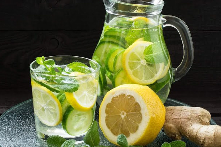 Deliciosas limonadas con menta y jengibre para el verano