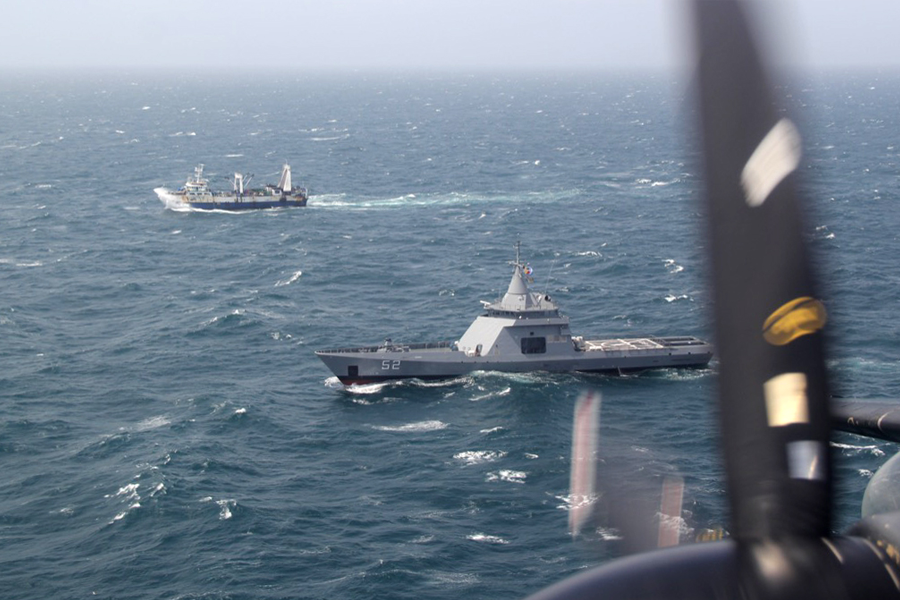 La Armada intensifica patrullajes para frenar la pesca ilegal de calamares