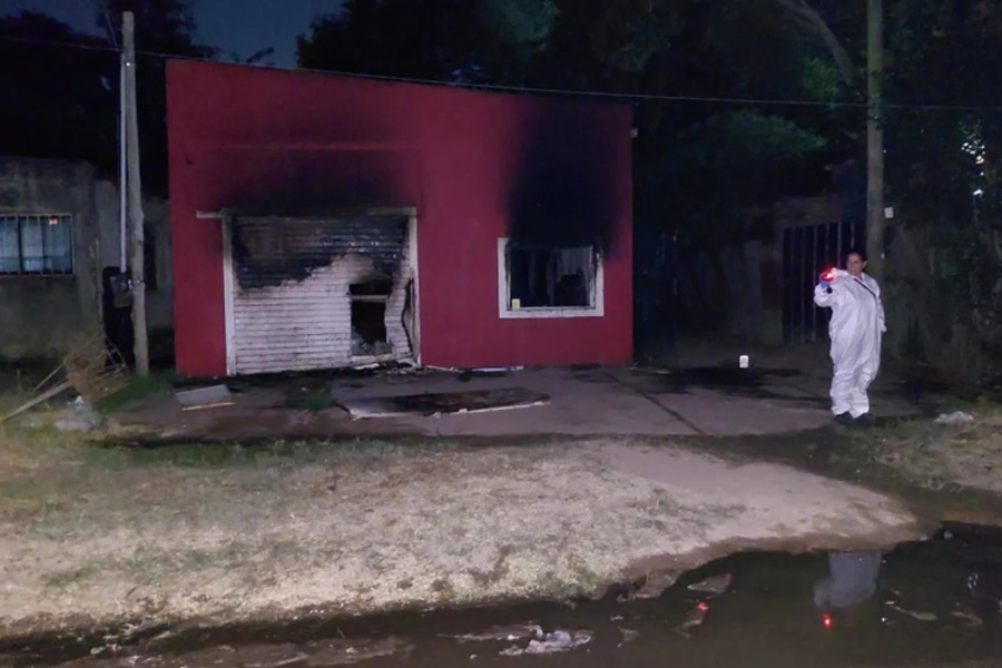 Tragedia en Los Hornos: Tres hermanos mueren en incendio y dos logran escapar