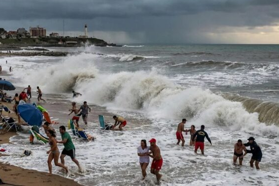 Tragedia en Santa Clara del Mar: un «mini tsunami» deja un muerto y 35 heridos