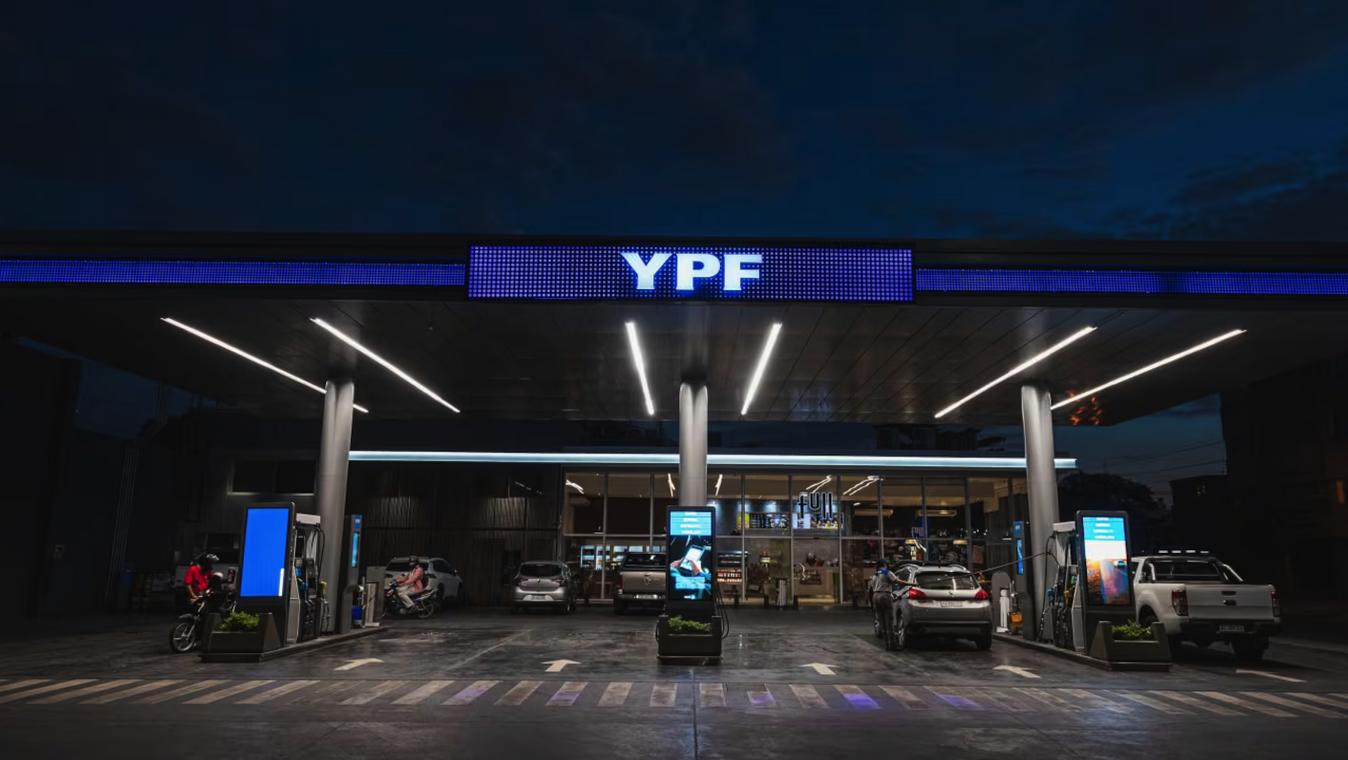Aumentos de la nafta y el gasoil: el objetivo detrás de las últimas decisiones del Gobierno y de YPF