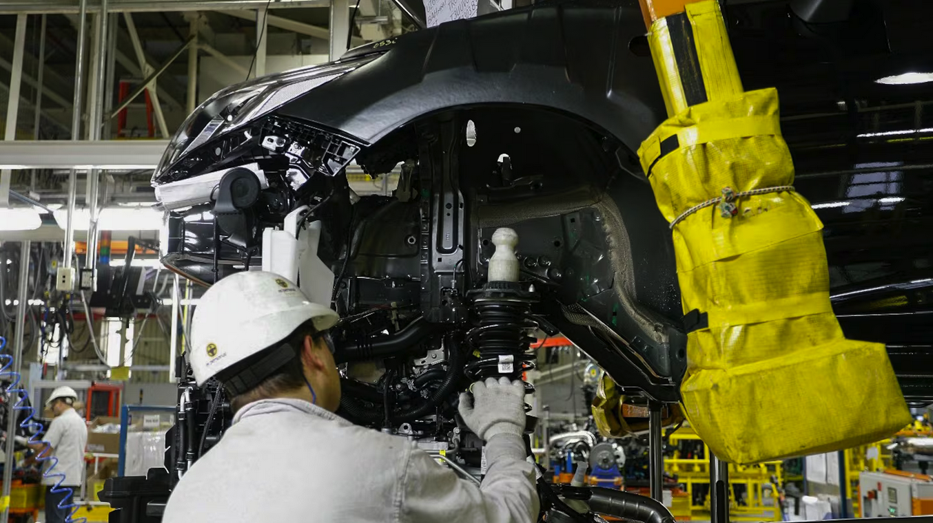 La industria y la construcción volvieron a caer en febrero, según el INDEC
