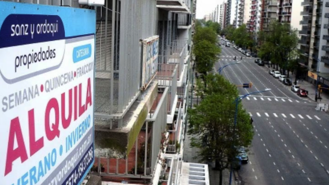 Familias endeudadas: seis de cada diez inquilinos piden créditos o usan ahorros para pagar el alquiler