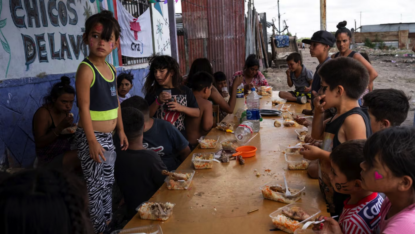 Más de la mitad de los niños son pobres en la Argentina y el 30% se saltea comidas, según la UCA