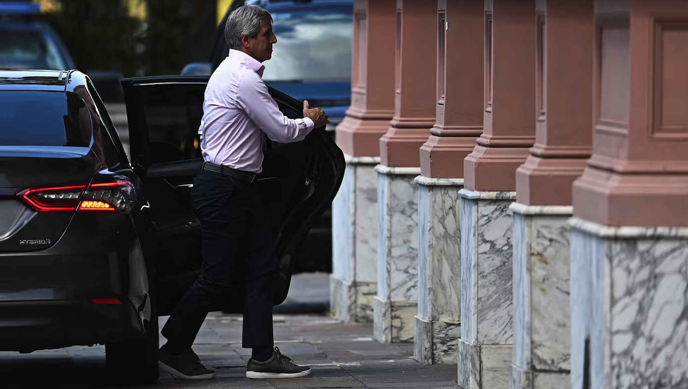 Luis Caputo vuelve a emitir un bono en dólares y busca captar hasta US$900 millones para cubrir vencimientos