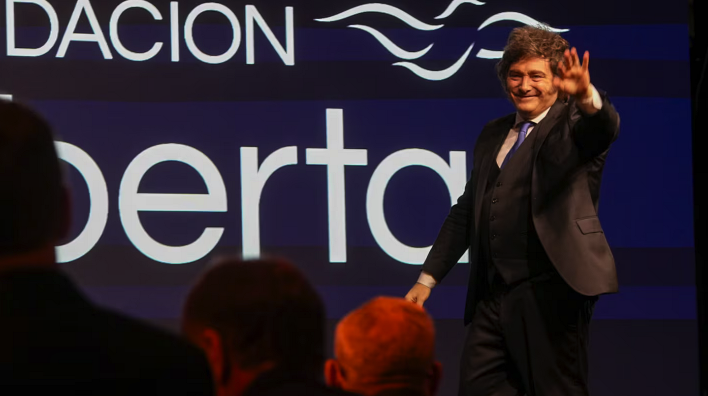 Del abrazo con Caputo a la distancia con Macri: lo que no se vio del discurso de Milei en Fundación Libertad