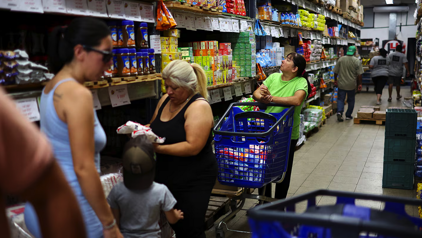 El consumo masivo cayó 5,1% en marzo y acumula tres meses consecutivos en baja