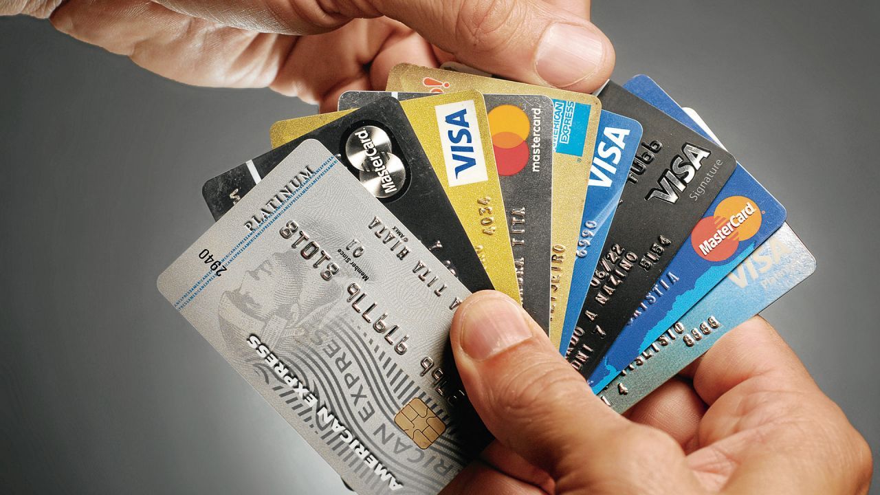 El consumo sumó 10 caídas consecutivas en febrero y crece el uso de tarjetas de crédito para pagar gastos básicos