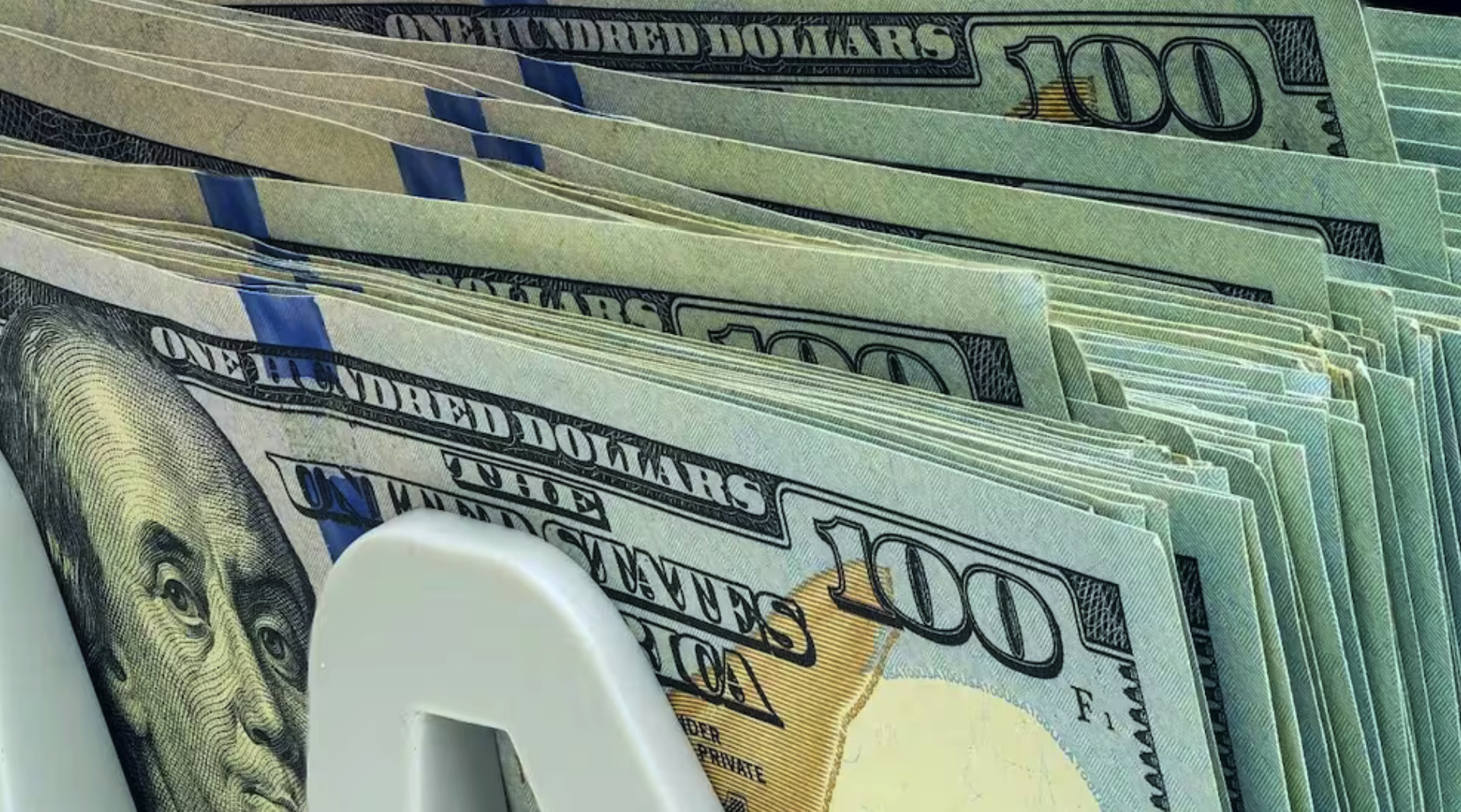 El dólar cerró abril sin cambios respecto de marzo: qué espera el mercado para mayo y el resto del año
