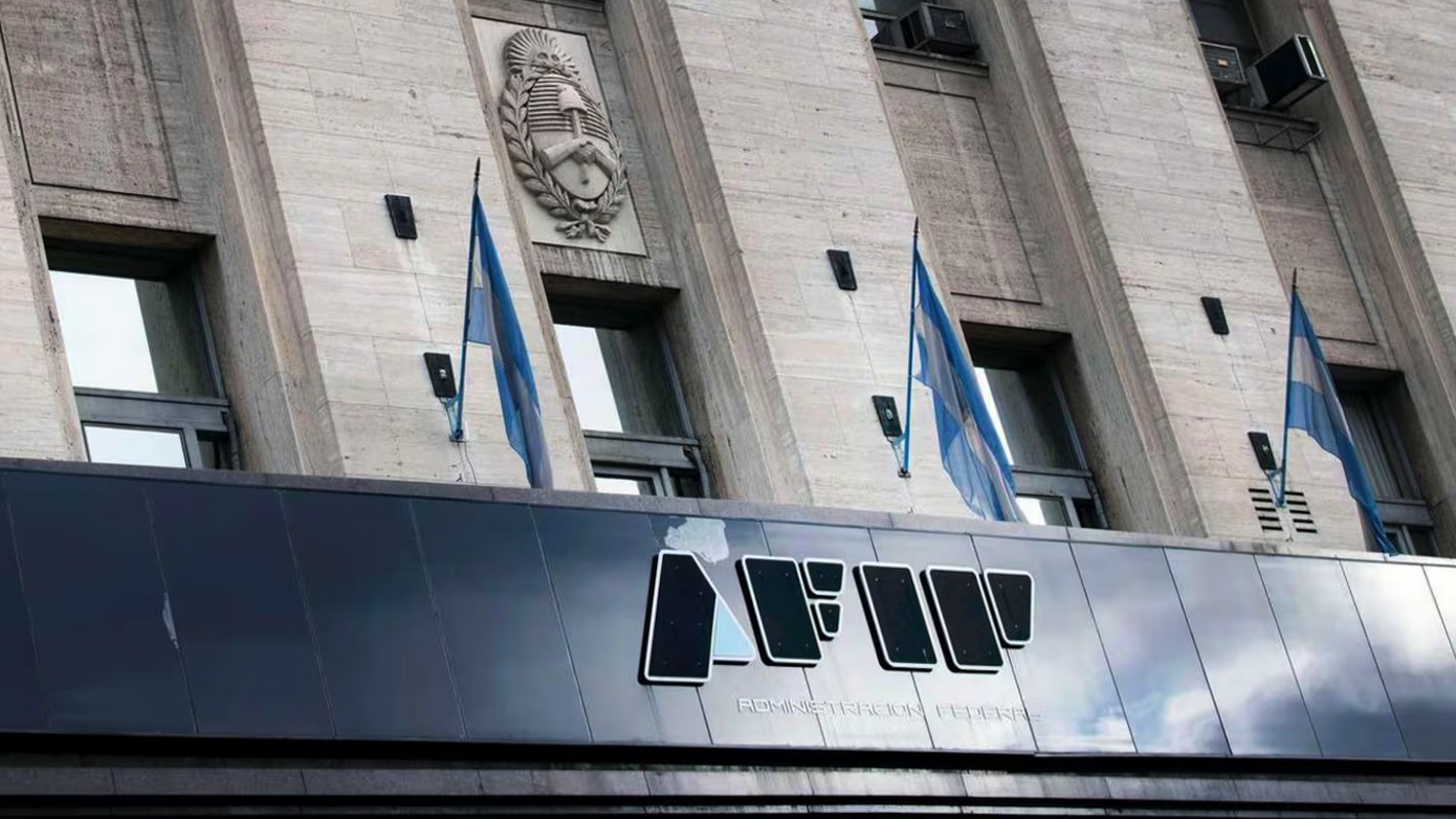 La recaudación tributaria cayó en abril y quedó por debajo de la inflación por noveno mes consecutivo