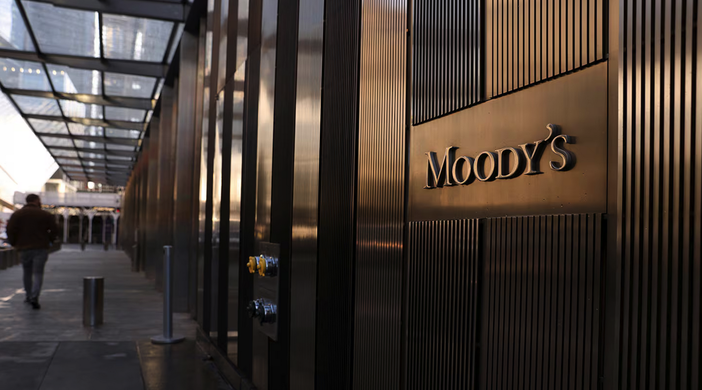 Moody’s alertó que las elecciones y los vencimientos condicionan la mejora en la nota de la deuda argentina