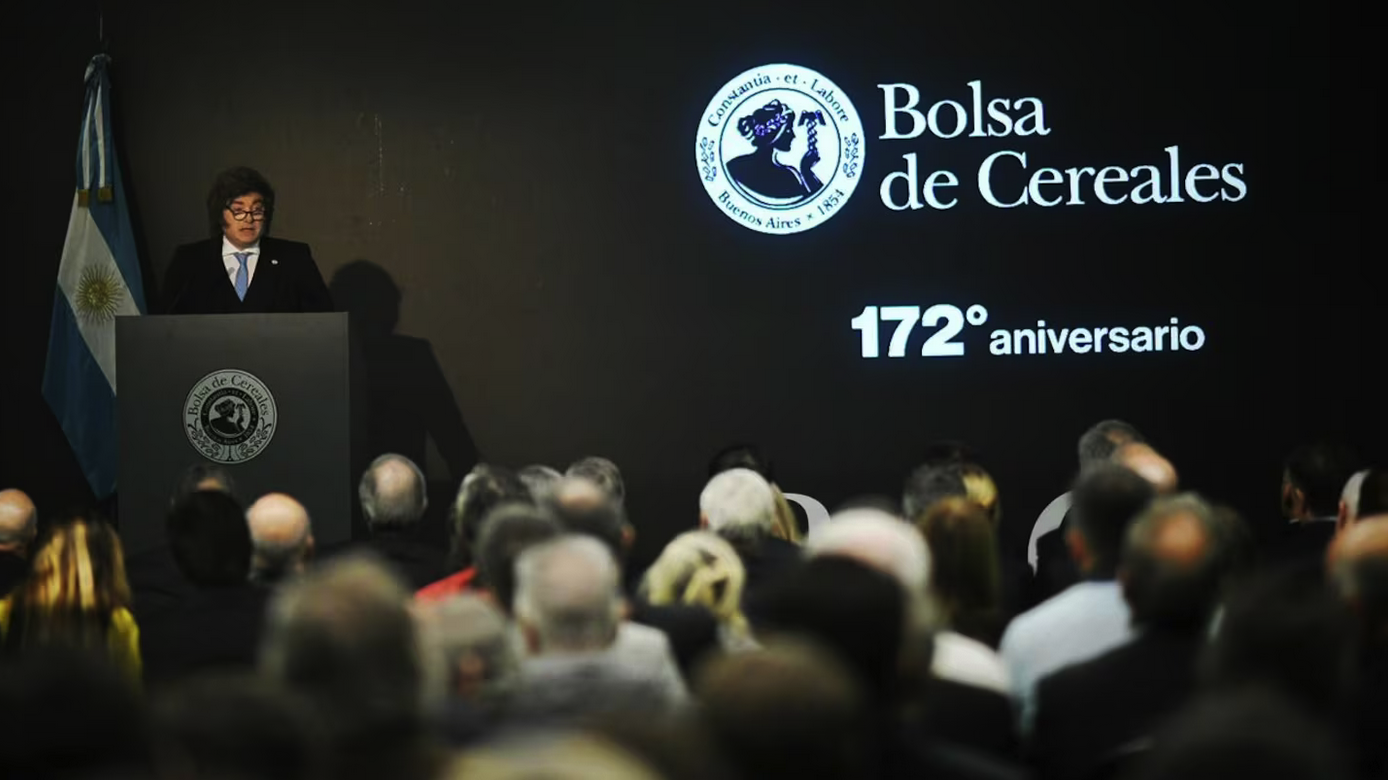 Javier Milei anunció una baja en las retenciones al trigo y la cebada desde junio, y a la soja desde enero