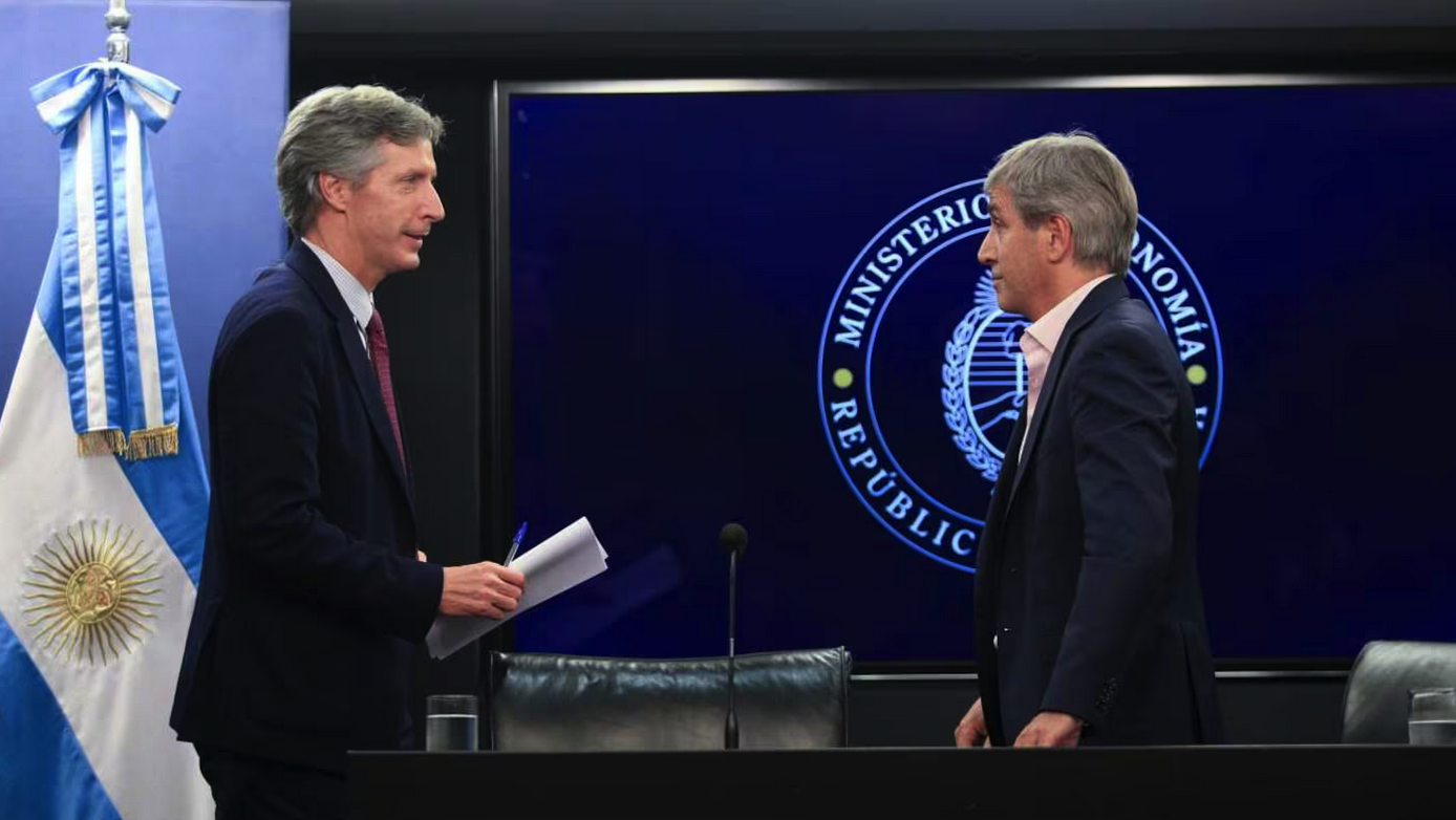 El Gobierno busca asegurar los pagos de julio: el Tesoro le compró US$1700 millones al Banco Central