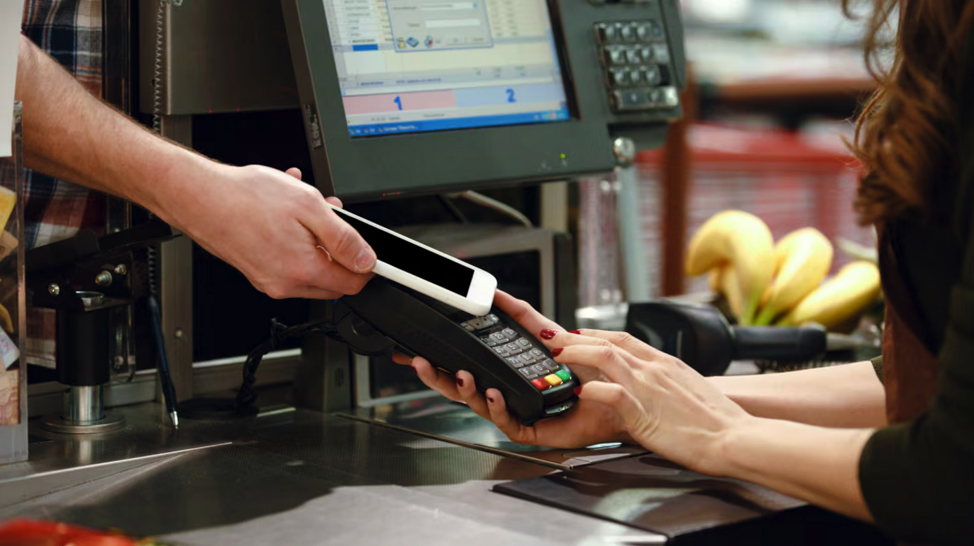 Las ventas en supermercados, mayoristas y shoppings profundizaron su caída en marzo