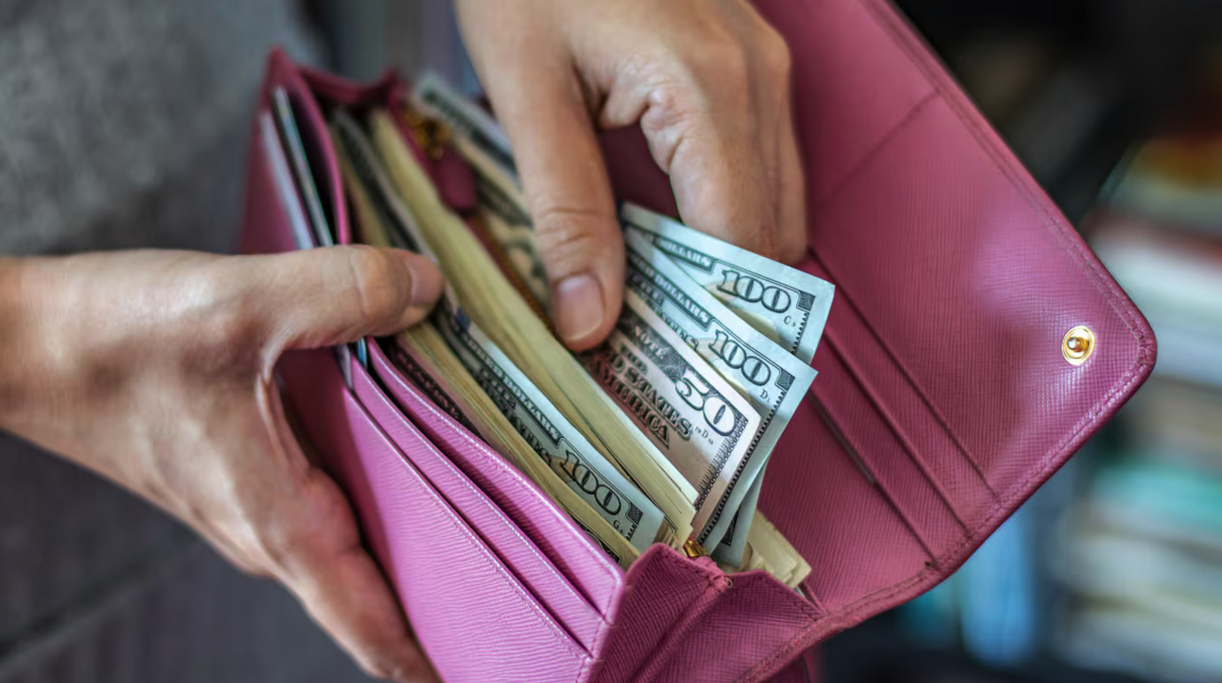 Los argentinos aceleraron la demanda de dólares y compraron más de US$2700 millones en los bancos en abril