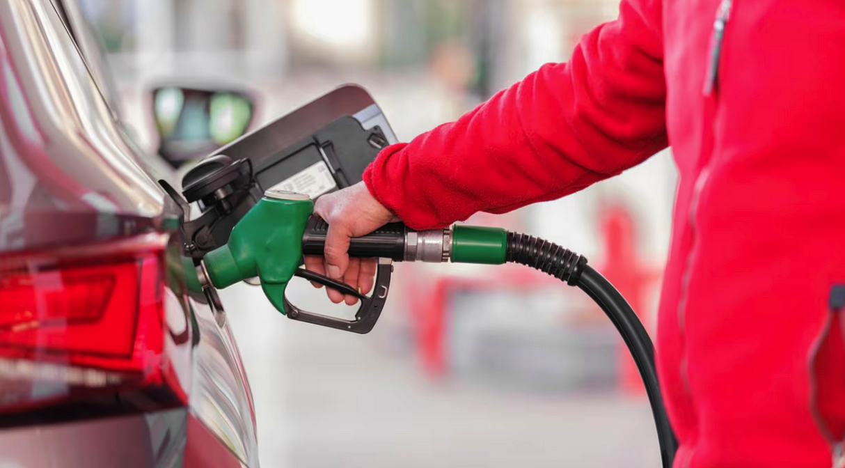 El Gobierno volvió a postergar el aumento de impuestos para contener los precios de la nafta y el gasoil