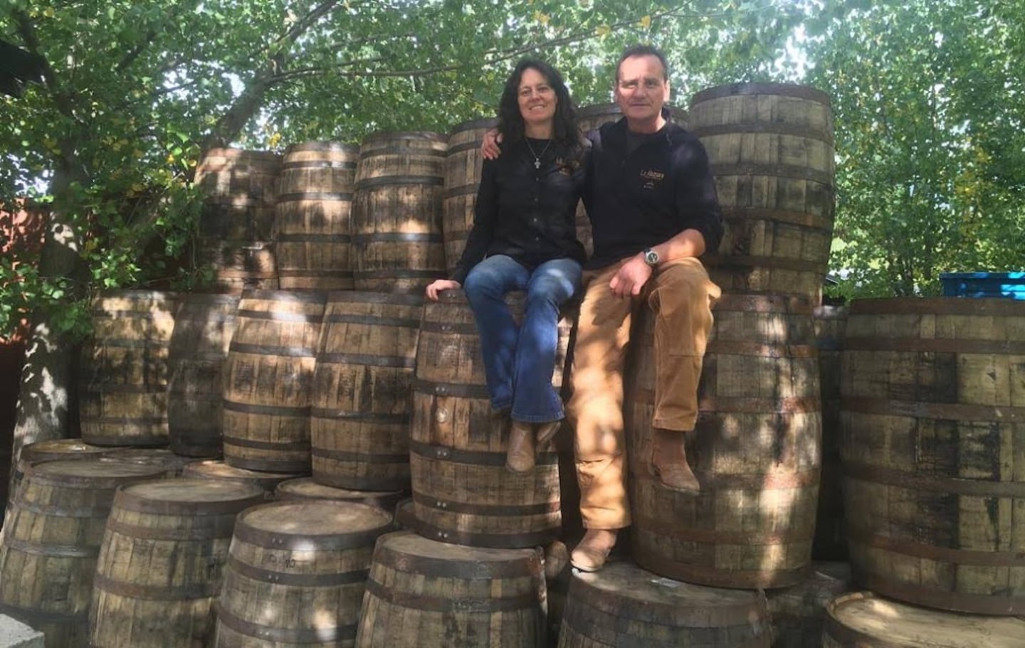 Desarrollan distintas expresiones de whisky añejado en barricas que antes tuvieron cognac, jerez o vino chardonnay (Foto: Gentileza @la_alazana_whisky).