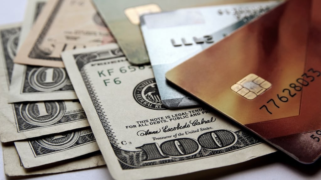 Dólar oficial y dólar tarjeta: banco por banco, a cuánto cotizaron este viernes 5 de junio