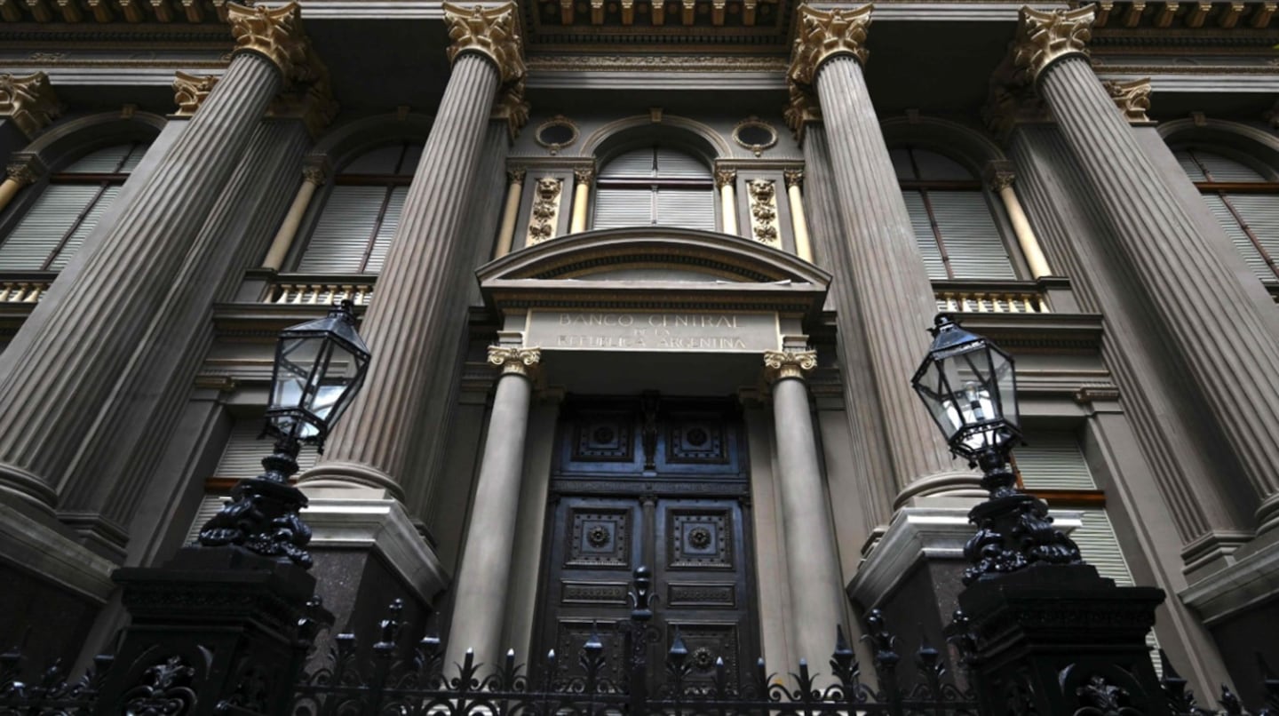El Banco Central busca consolidar los tres repos con vencimiento en 2027 en otra operación a mayor plazo. (Foto: AFP / Luis Robayo).