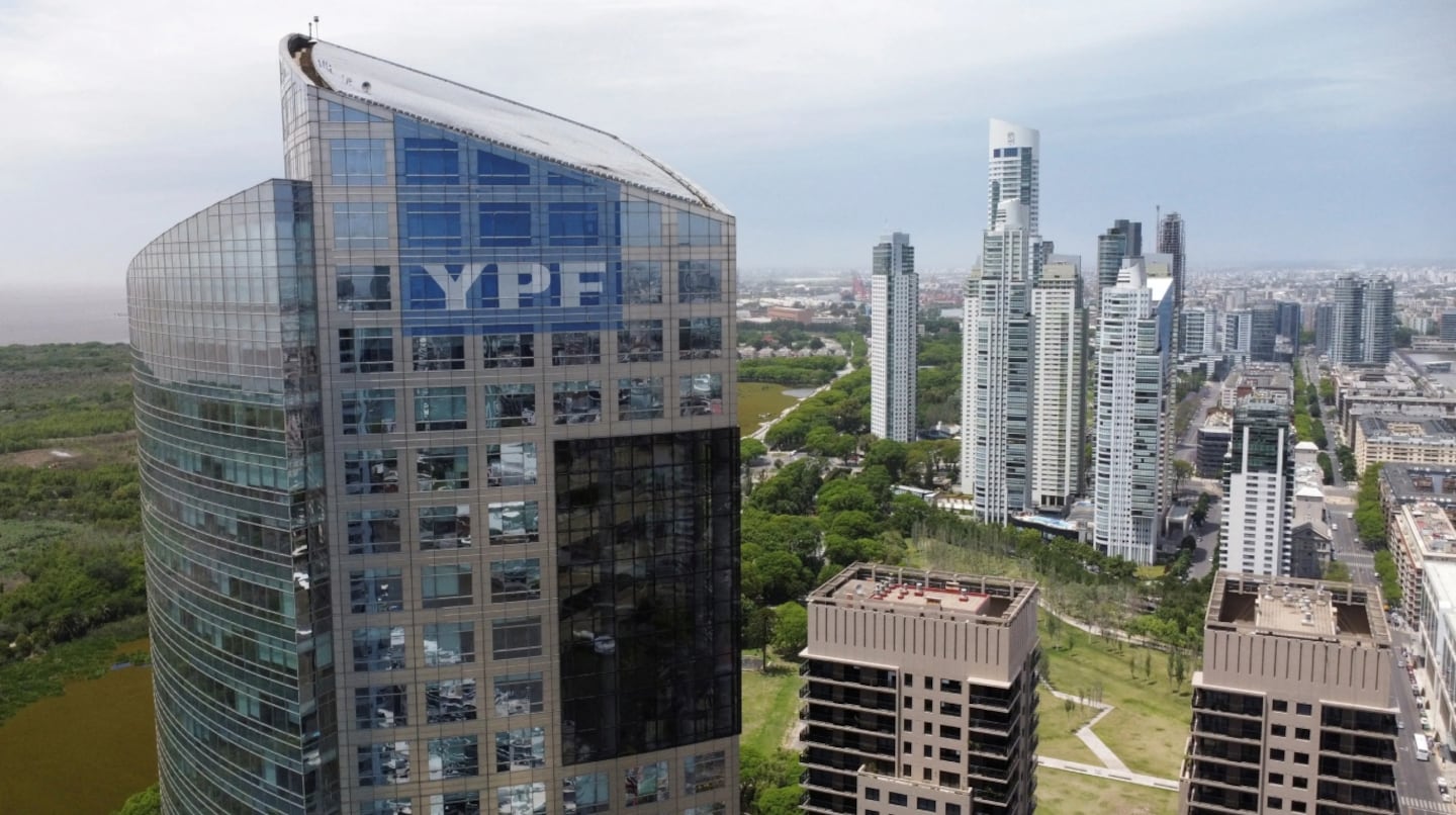 El Gobierno logró revertir una condena de US$16.000 millones por la expropiación de YPF, pero los demandantes recurrirán al CIADI. (Foto: Reuters)