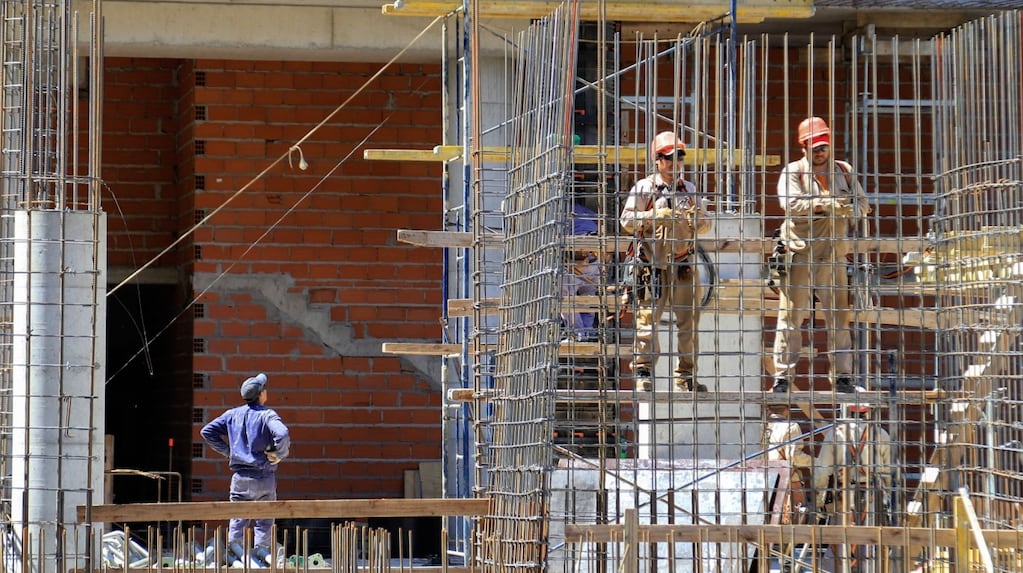 La construcción y la industria cayeron en abril, según el INDEC