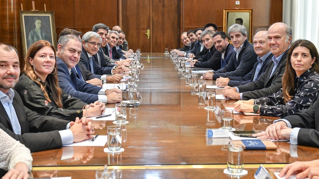 Mientras el Gobierno renegocia el swap, Luis Caputo se reunió con la Cámara Argentino-China