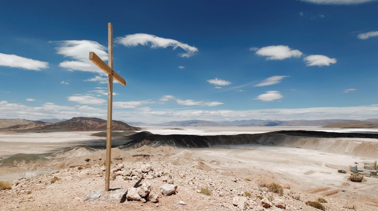 El Salar del Hombre Muerto, un yacimiento de litio ubicado en la frontera entre Catamarca y Salta, a 4000 metros sobre el nivel del mar. (Foto: REUTERS/Enrique Marcarian).