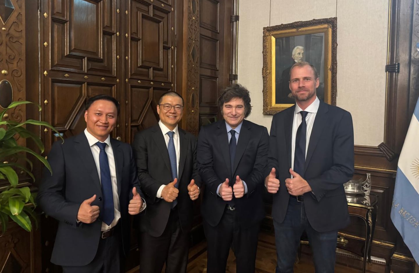 Javier Milei recibió meses atrás en Casa Rosada a representantes de la empresa de litio Ganfeng Lithium. (Foto: Presidencia Argentina)