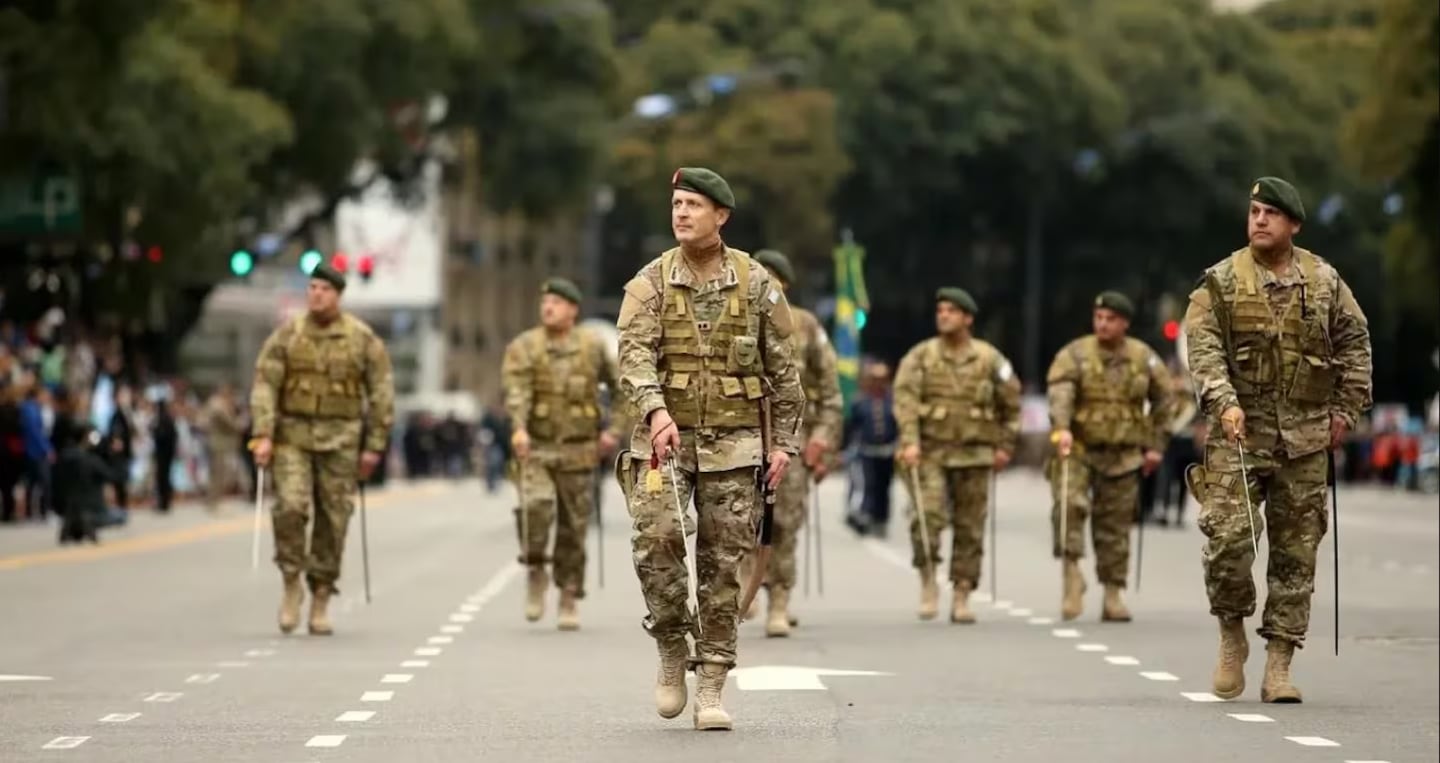 La medida busca reconocer al personal militar que acredite estudios terciarios, universitarios y de posgrado. (Foto: TN)