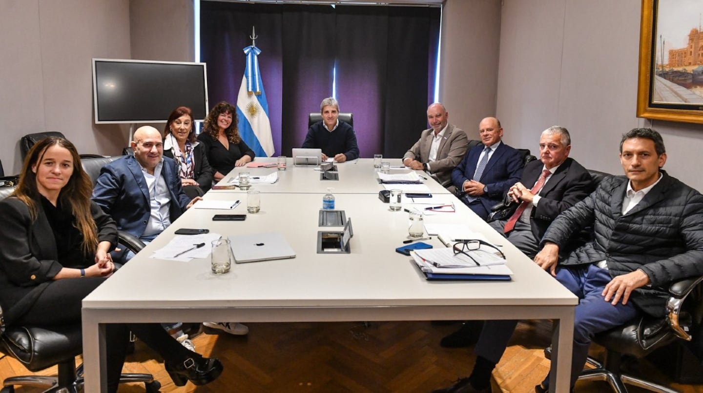 Los cambios surgieron tras una reunión del ministro de Economía, Luis Caputo, con contadores que presentaron algunas objeciones (Foto: X/@LuisCaputoAR).