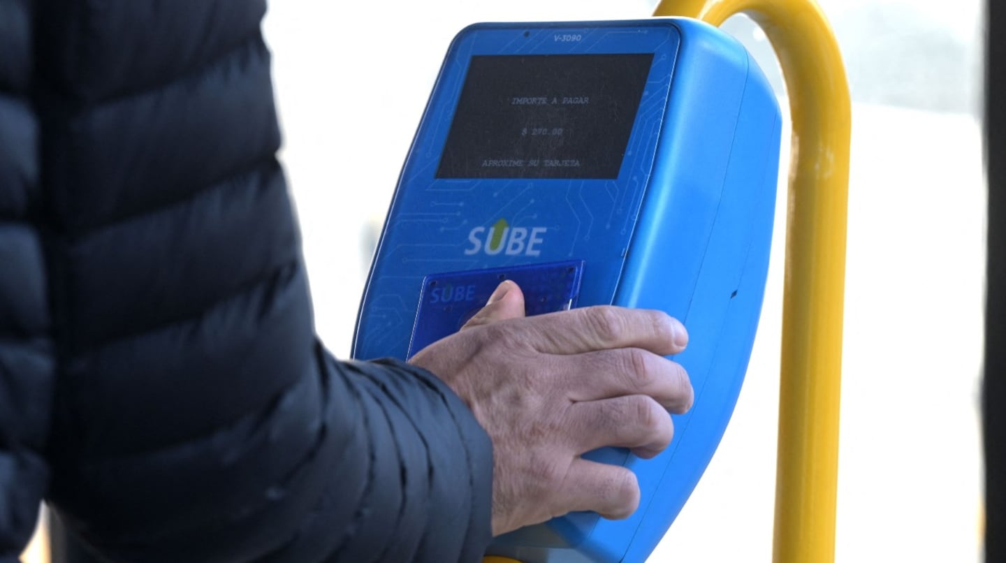 Los colectivos que circulan en la provincia de Buenos Aires aumentarán 4,3%. (Foto: AFP)