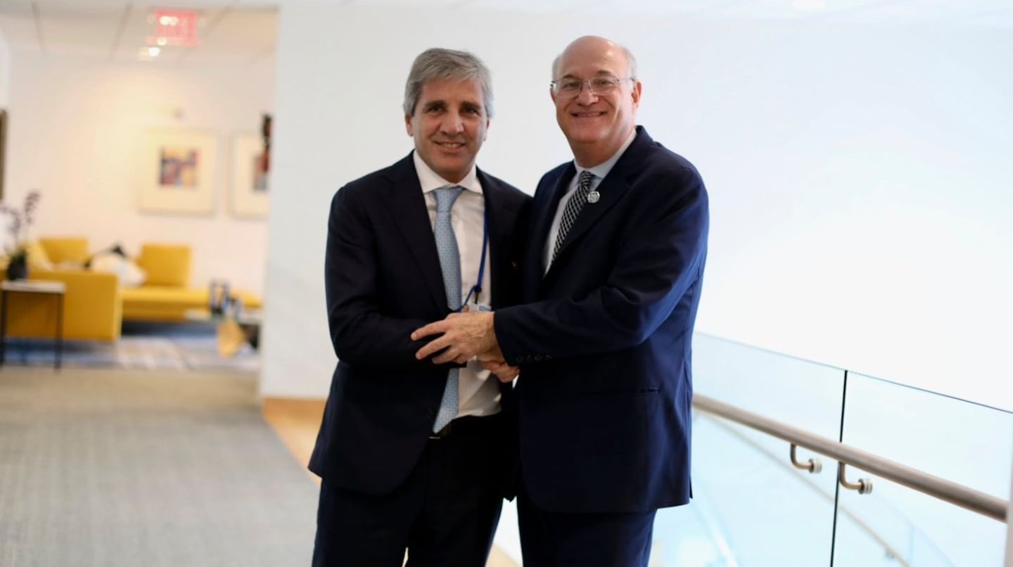 Luis Caputo y el presidente del BID, Ilan Goldfajn. (Foto: X/@LuisCaputoAR).