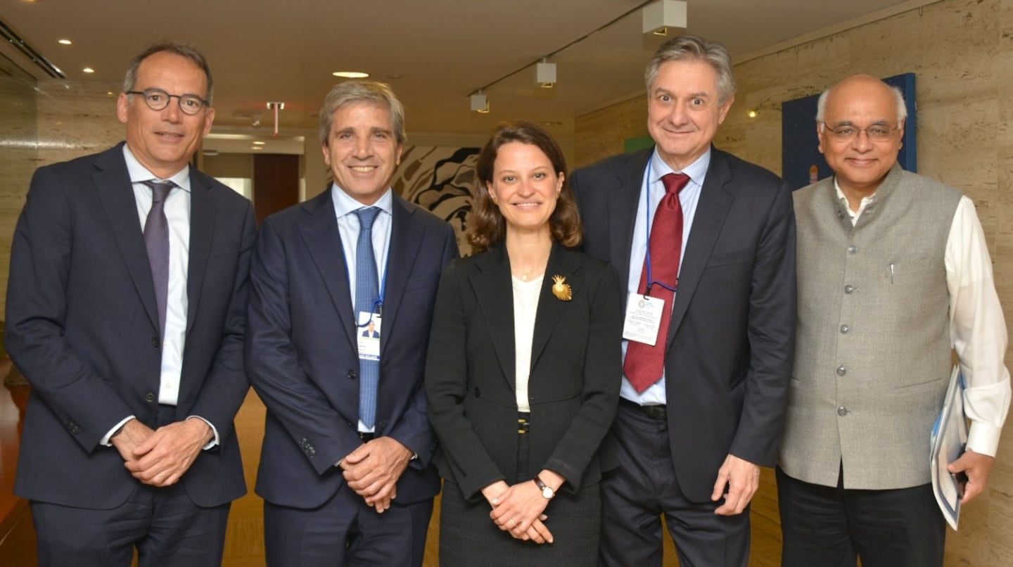 Luis Caputo y José Luis Daza se reunieron con funcionarios del Banco Mundial para tramitar una garantía del organismo. (Foto: X/@scordeiroguerra)