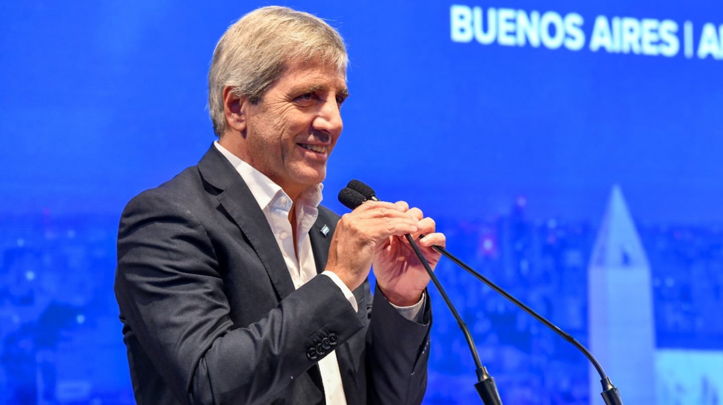 Pese a las caídas, Luis Caputo destacó el dato de tendencia-ciclo positivo para la industria y la construcción. (Foto: Ministerio de Economía).