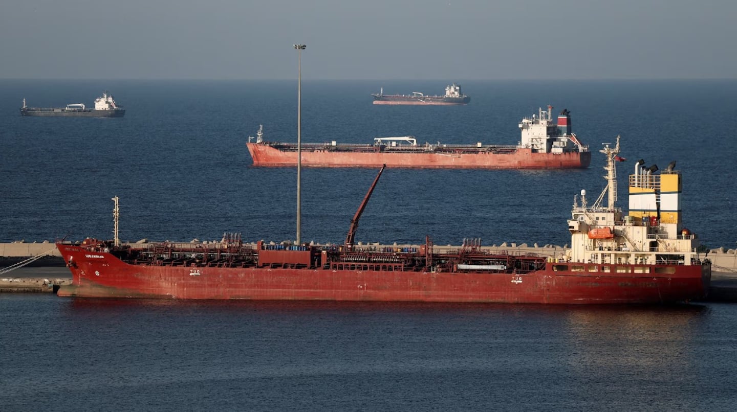 Cae el petróleo tras el acuerdo entre EE.UU. e Irán y el anuncio de la reapertura del estrecho de Ormuz