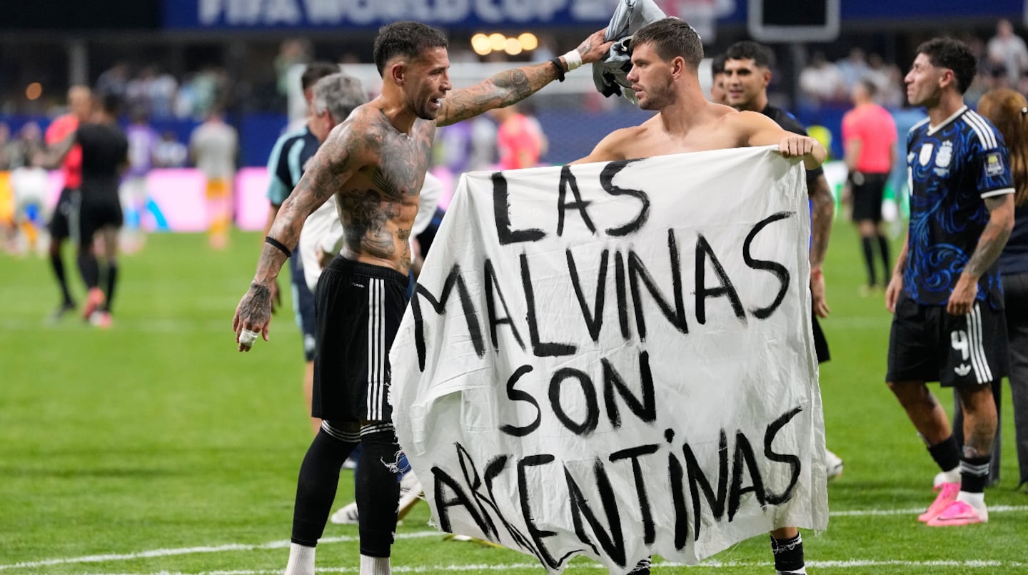 Algunos jugadores levantaron una bandera con una leyenda sobre las Islas Malvinas después del partido contra Inglaterra (Foto: AP /Rebecca Blackwell).