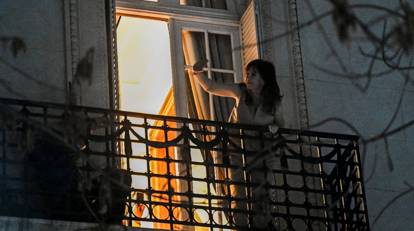 Cristina Kirchner saludó a sus militantes desde el balcón tras ser condenada a seis años de prisión por corrupción. (Foto: REUTERS/Pedro Lázaro Fernández).