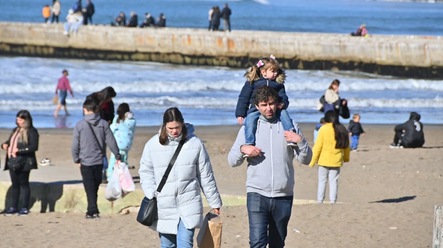 Cuánto necesita una familia para viajar al exterior o visitar la Argentina. (Foto: José Scalzo/NA).