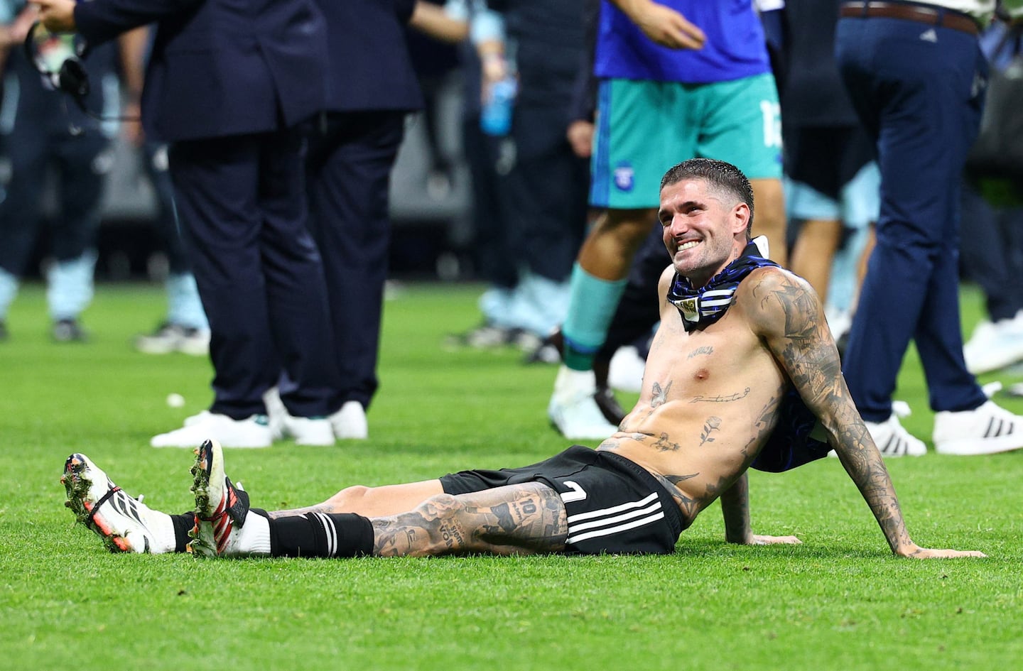 De Paul, disfrutando de los festejos tirado en el piso (Foto: Reuters)