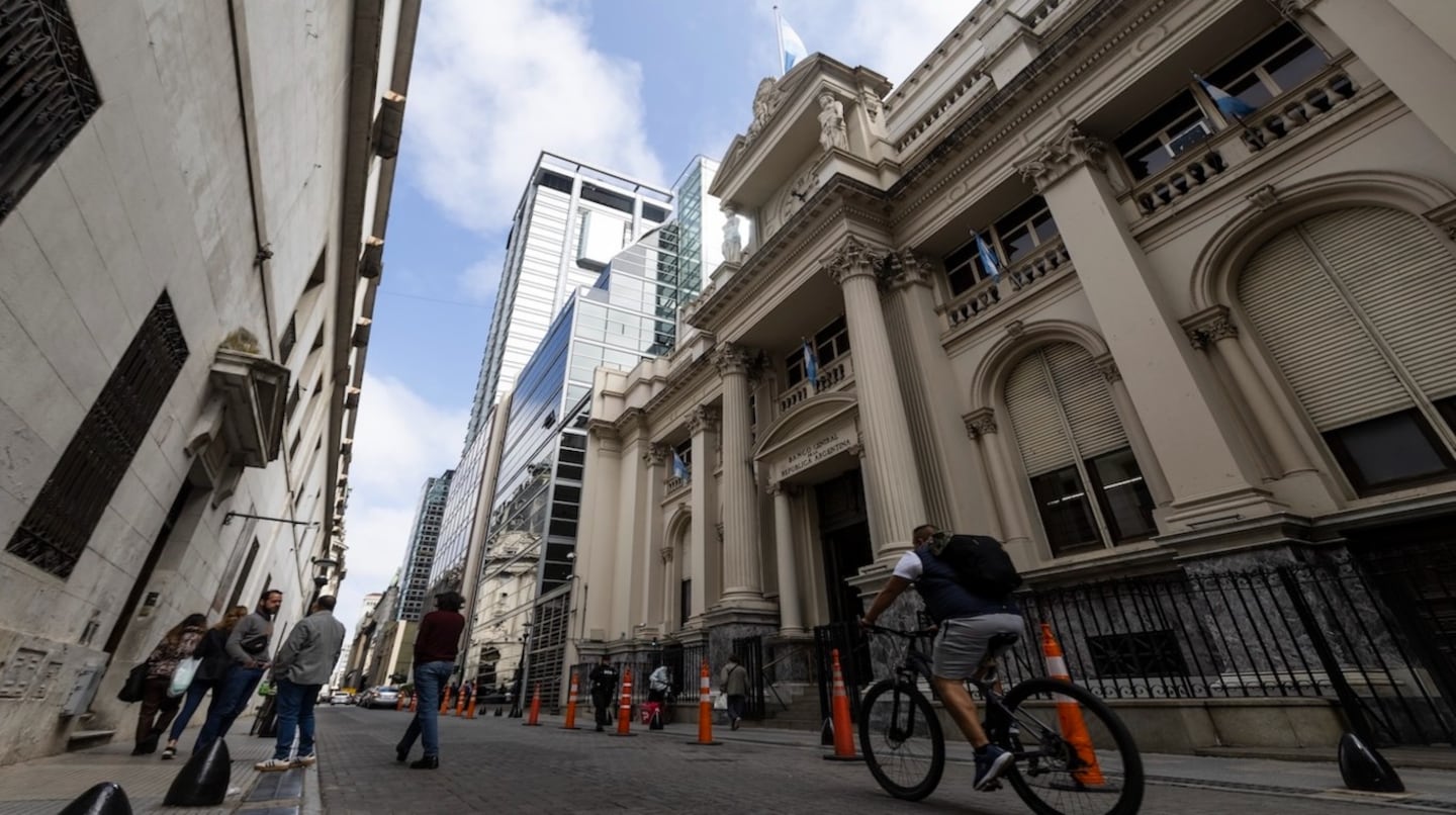 El Banco Central defiende el esquema de bandas y asegura que evita saltos abruptos en el tipo de cambio oficial. (Foto: Reuters/ Matías Baglietto)