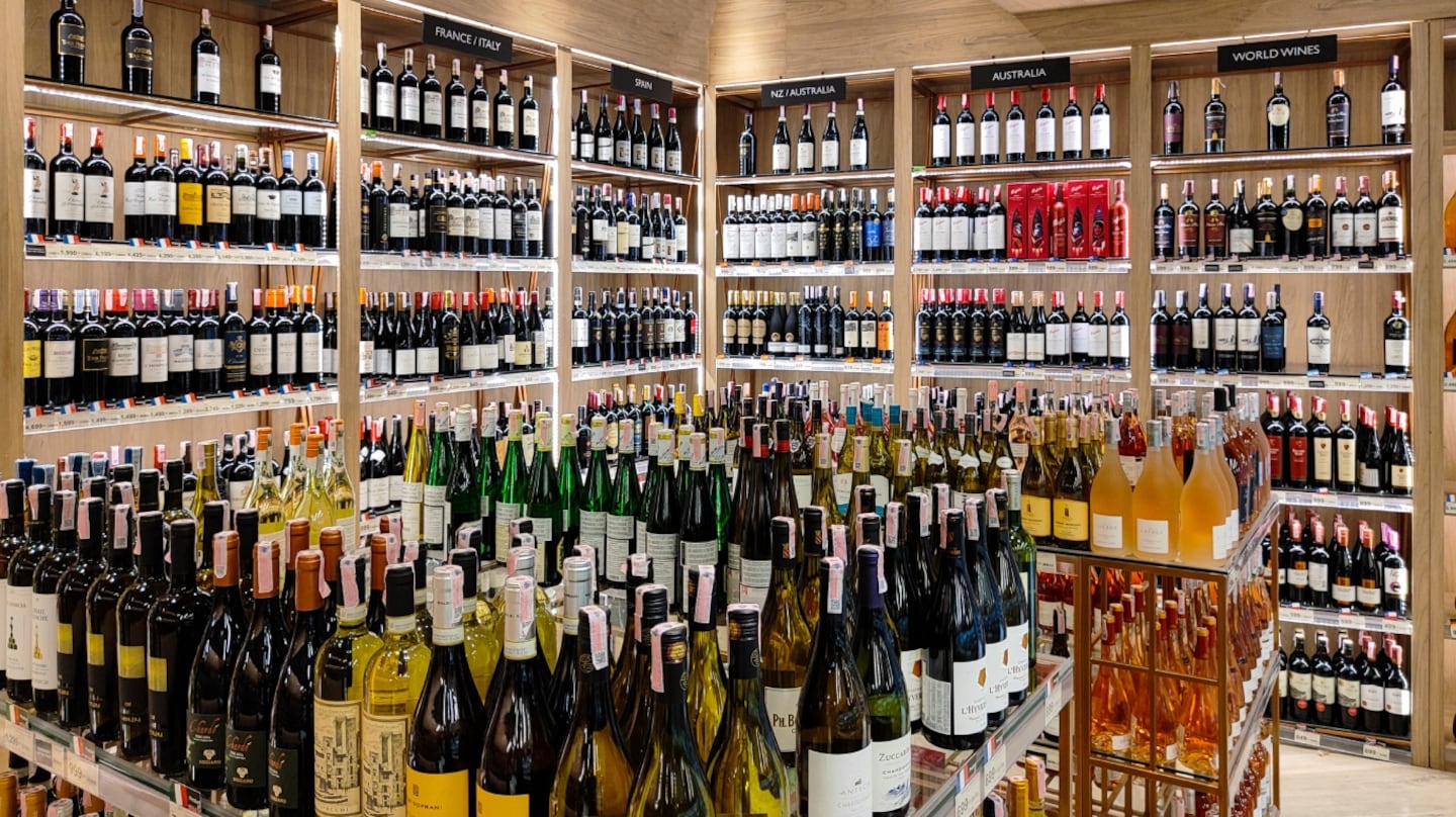 El crecimiento del canal digital no implica el reemplazo de la vinoteca, sino un cambio en el recorrido previo a la compra (Foto: Adobe Stock)
