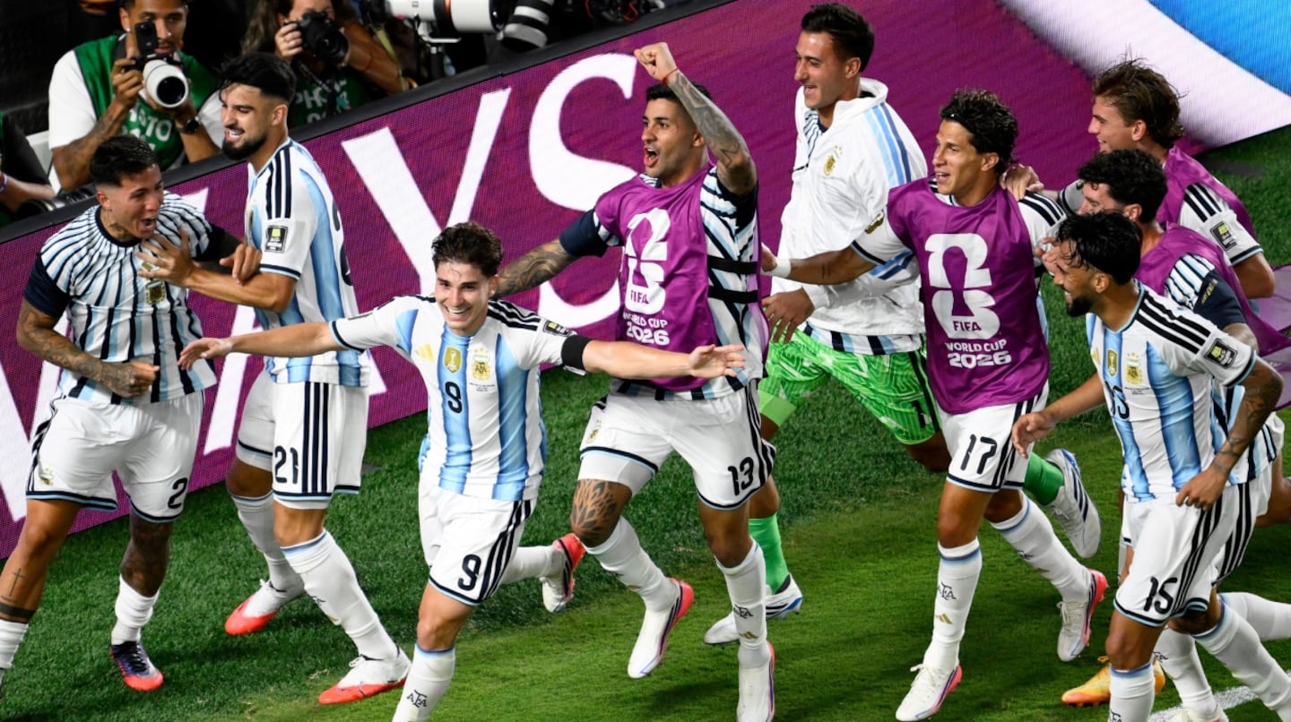 El festejo de Julian Alvarez tras su gol ante Suiza. (Foto: AP)