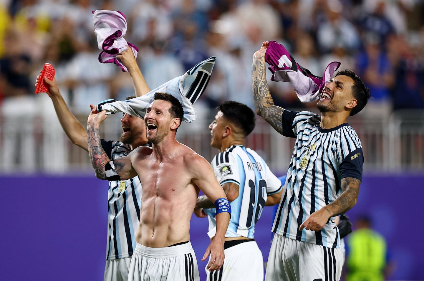 El festejo de la Pulga tras la clasificación de Argentina. (Foto: REUTERS/Agustin Marcarian)