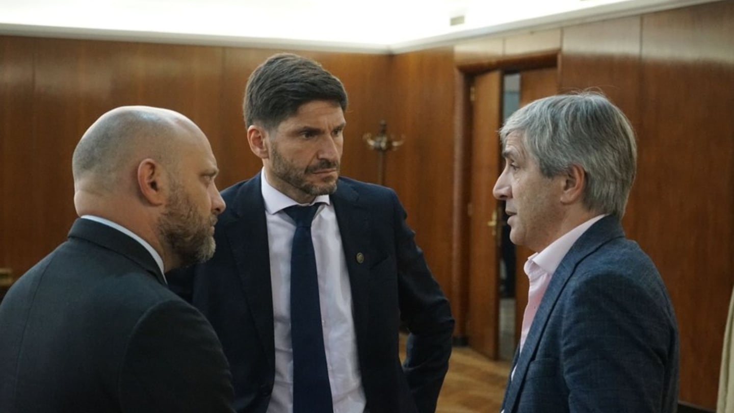 El ministro de Economía, Luis Caputo, y el gobernador de Santa Fe, Maximiliano Pullaro, en una reunión en el Palacio de Hacienda. (Foto: Gobernación Santa Fe)