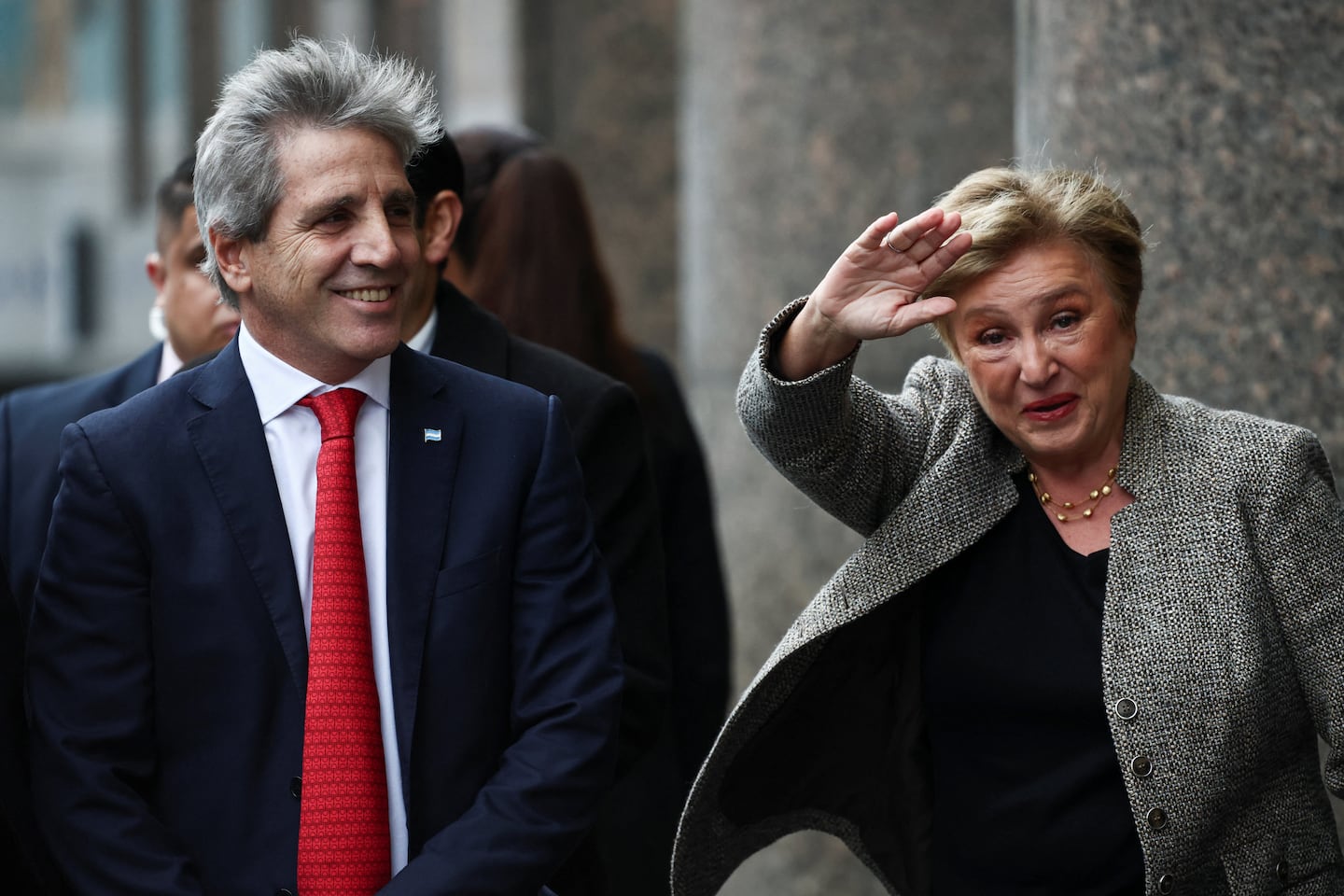 El momento en que Giorgieva ingresaba al Palacio de Hacienda, acompañada por el ministro Caputo. REUTERS/Tomas Cuesta