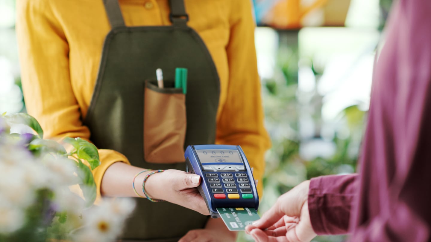 El nuevo acuerdo paritario establece un aumento del 5,7% en tres tramos y un bono extraordinario de $50.000 para los empleados de Comercio. (Foto: Adobe Stock).